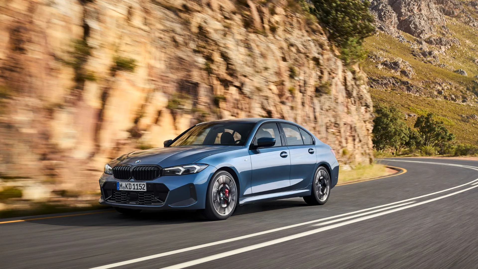 Xe BMW đang được kiểm tra hệ thống điện phức tạp