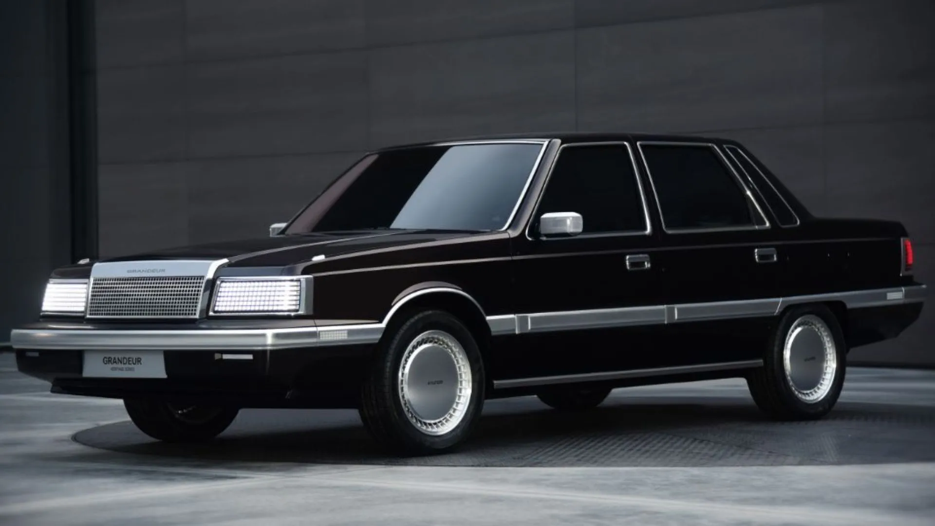Xe concept Hyundai Heritage Series Grandeur màu đen sáng bóng với thiết kế retro lấy cảm hứng từ thập niên 80, đèn pha vuông và lưới tản nhiệt nổi bật