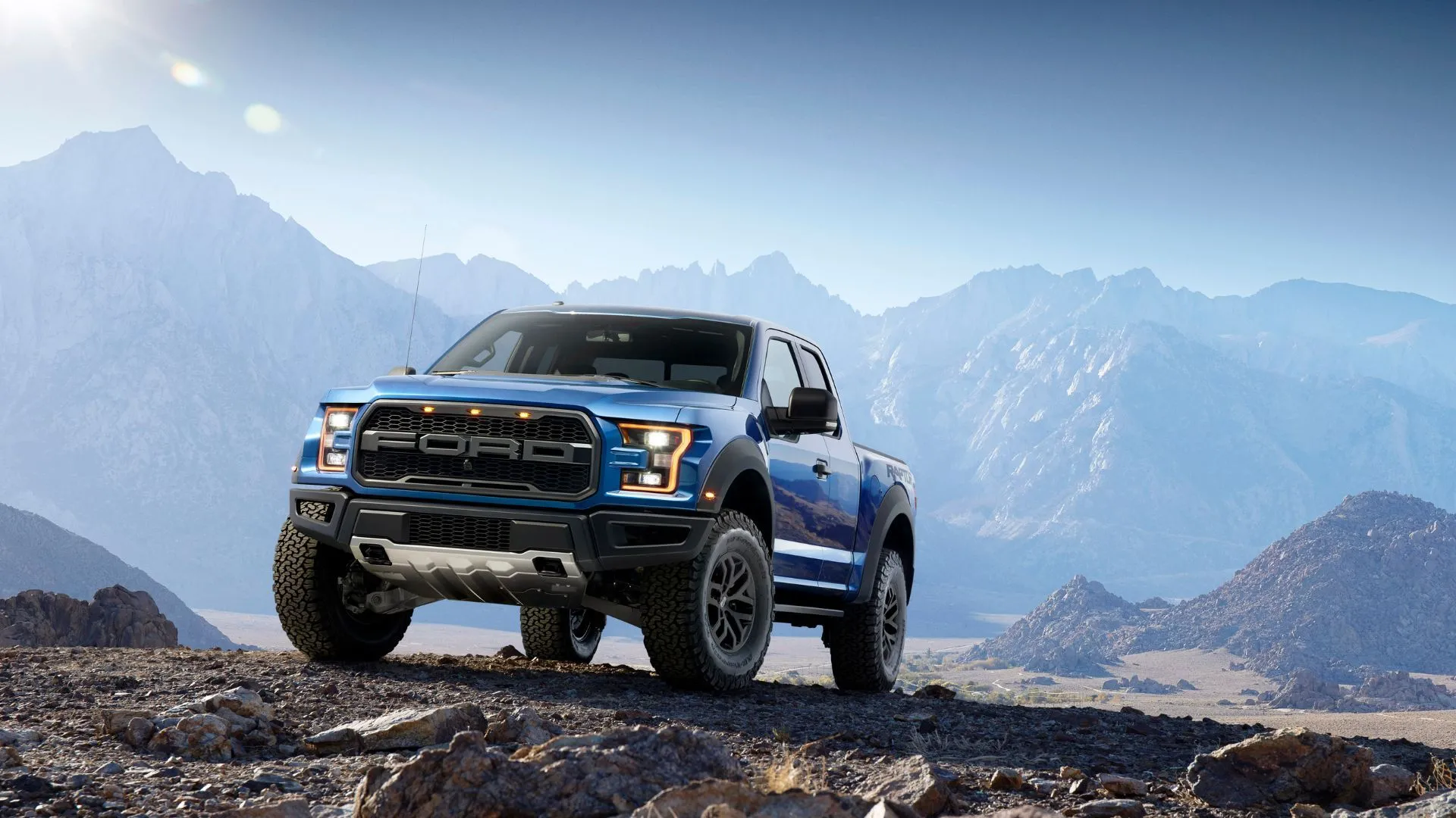 Xe Ford F-150 Raptor 2017 màu xanh dương đang off-road với phong cảnh núi non, liên quan đến các vấn đề an toàn và triệu hồi xe Ford.