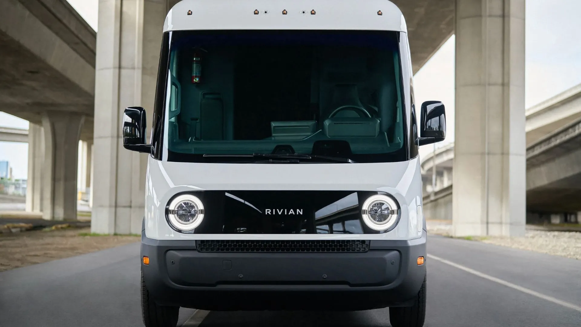 Xe van điện Rivian màu trắng trên đường
